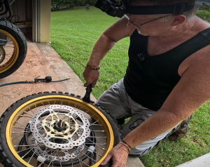 Read more about the article Amateur changing tyres