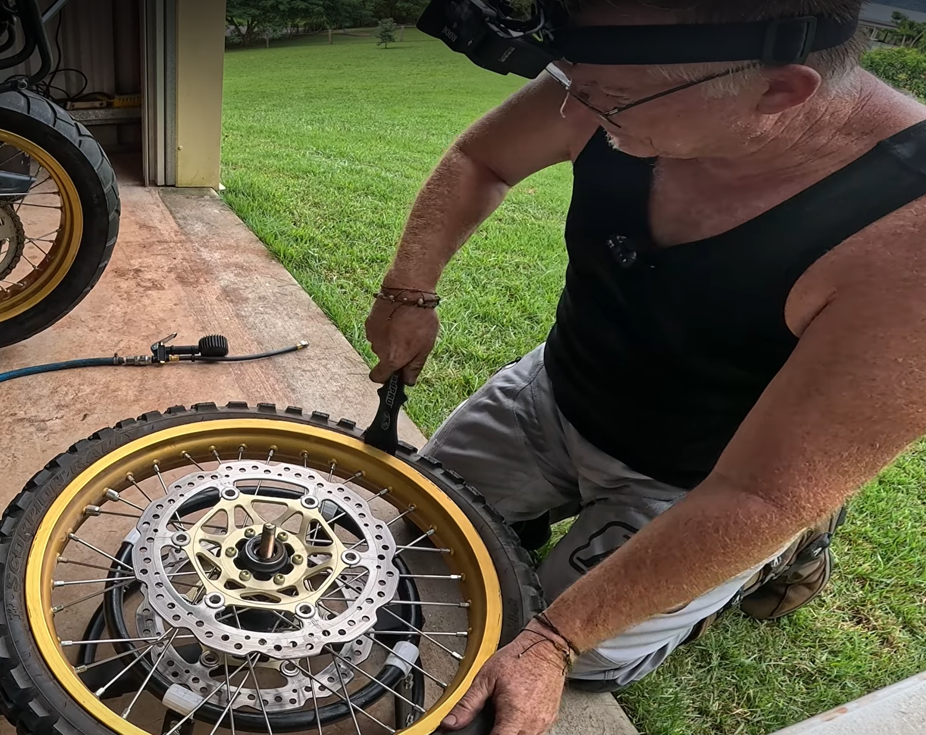 You are currently viewing Amateur changing tyres